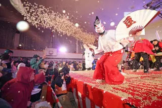 鬼退治に豆3トン　「ほんべつ豆まかナイト」にぎわう